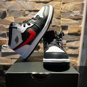 Jordan 1 Mid, Black/Chile Red/White, Size 9C.
